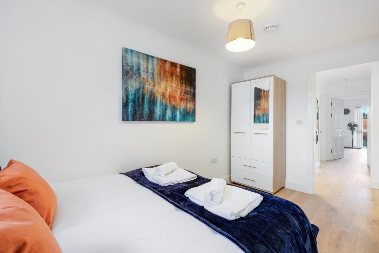Pinewood Studios, Iver Slough Heathrow 1 & 2 Bedroom Apartments With Parking By Arista Living Екстериор снимка
