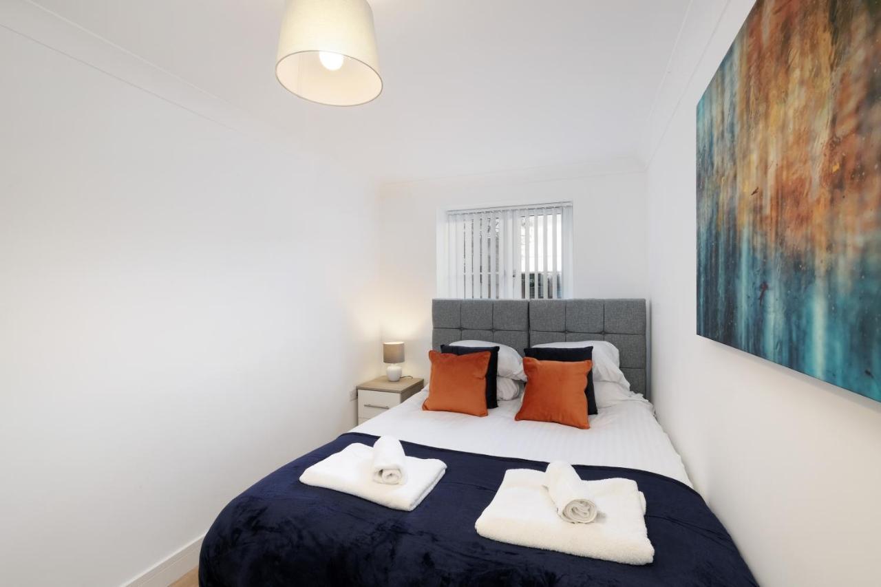 Pinewood Studios, Iver Slough Heathrow 1 & 2 Bedroom Apartments With Parking By Arista Living Екстериор снимка