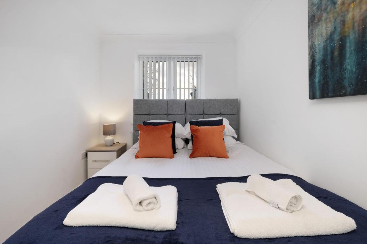 Pinewood Studios, Iver Slough Heathrow 1 & 2 Bedroom Apartments With Parking By Arista Living Екстериор снимка