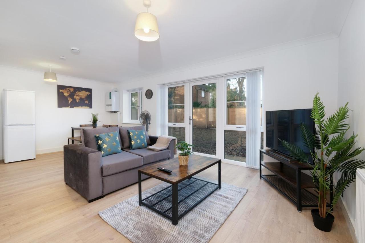 Pinewood Studios, Iver Slough Heathrow 1 & 2 Bedroom Apartments With Parking By Arista Living Екстериор снимка
