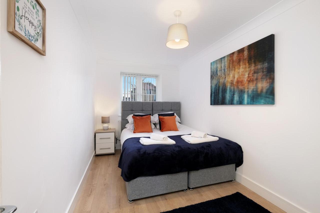 Pinewood Studios, Iver Slough Heathrow 1 & 2 Bedroom Apartments With Parking By Arista Living Екстериор снимка