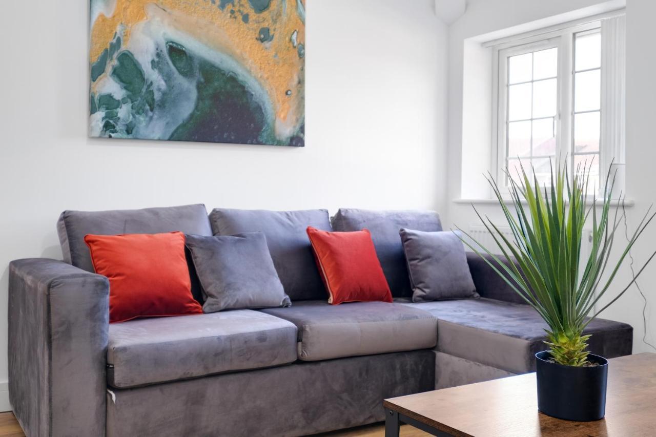 Pinewood Studios, Iver Slough Heathrow 1 & 2 Bedroom Apartments With Parking By Arista Living Екстериор снимка