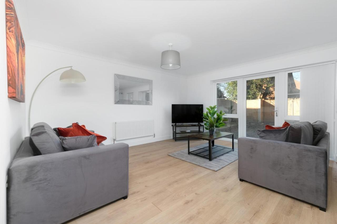 Pinewood Studios, Iver Slough Heathrow 1 & 2 Bedroom Apartments With Parking By Arista Living Екстериор снимка