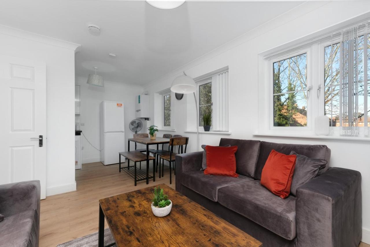 Pinewood Studios, Iver Slough Heathrow 1 & 2 Bedroom Apartments With Parking By Arista Living Екстериор снимка