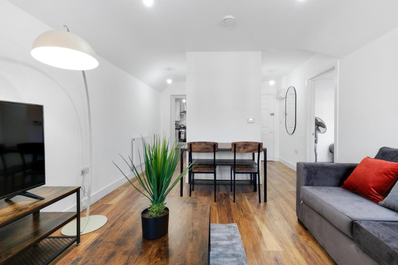 Pinewood Studios, Iver Slough Heathrow 1 & 2 Bedroom Apartments With Parking By Arista Living Екстериор снимка