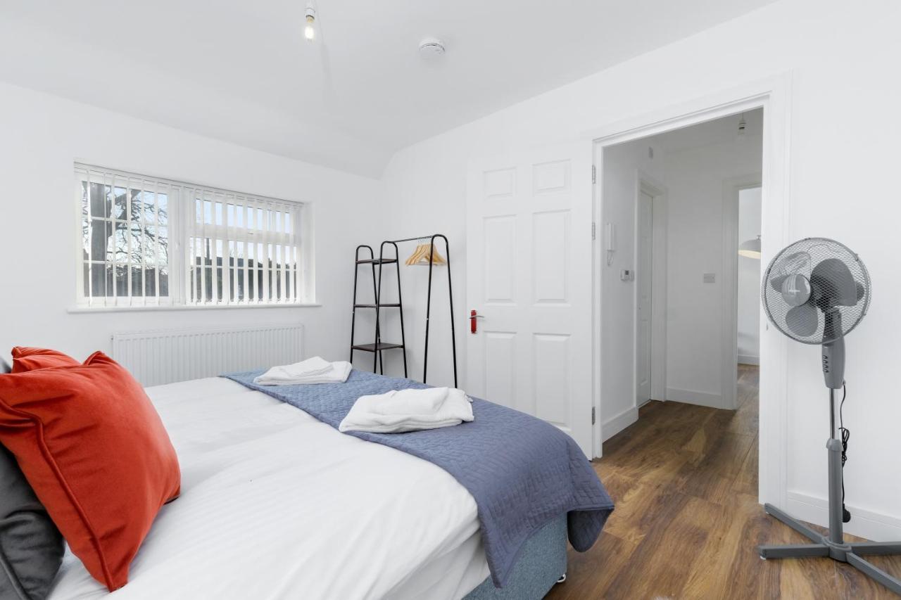 Pinewood Studios, Iver Slough Heathrow 1 & 2 Bedroom Apartments With Parking By Arista Living Екстериор снимка