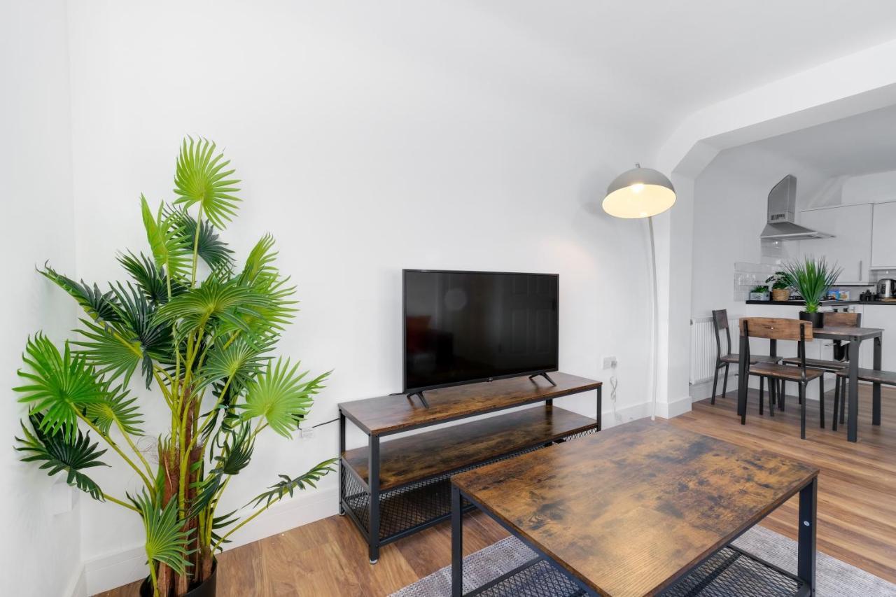 Pinewood Studios, Iver Slough Heathrow 1 & 2 Bedroom Apartments With Parking By Arista Living Екстериор снимка