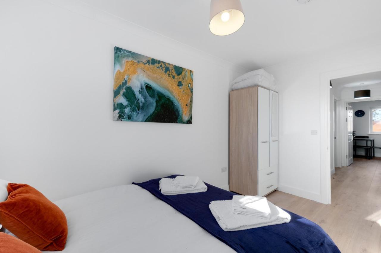 Pinewood Studios, Iver Slough Heathrow 1 & 2 Bedroom Apartments With Parking By Arista Living Екстериор снимка