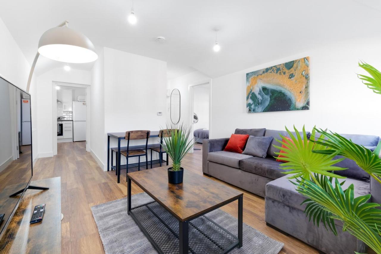 Pinewood Studios, Iver Slough Heathrow 1 & 2 Bedroom Apartments With Parking By Arista Living Екстериор снимка
