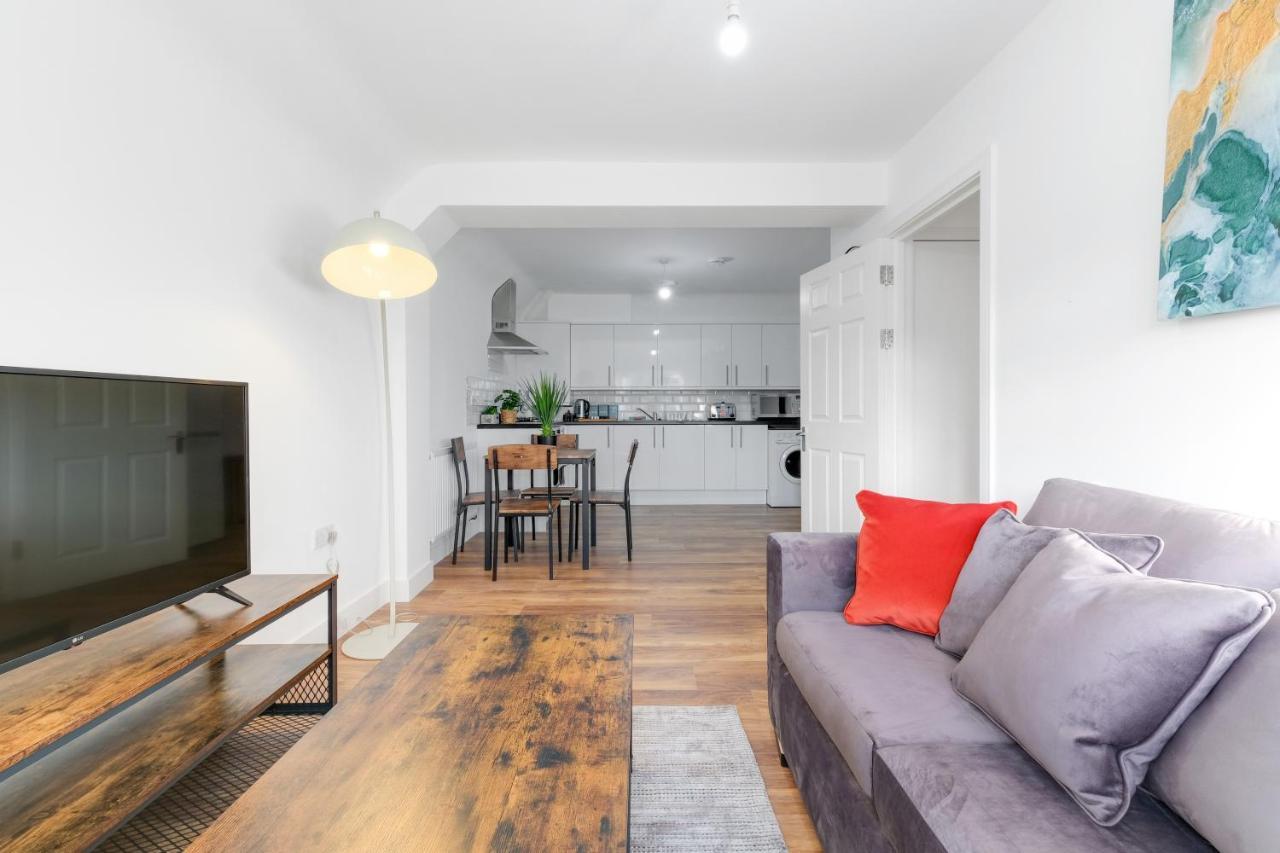 Pinewood Studios, Iver Slough Heathrow 1 & 2 Bedroom Apartments With Parking By Arista Living Екстериор снимка