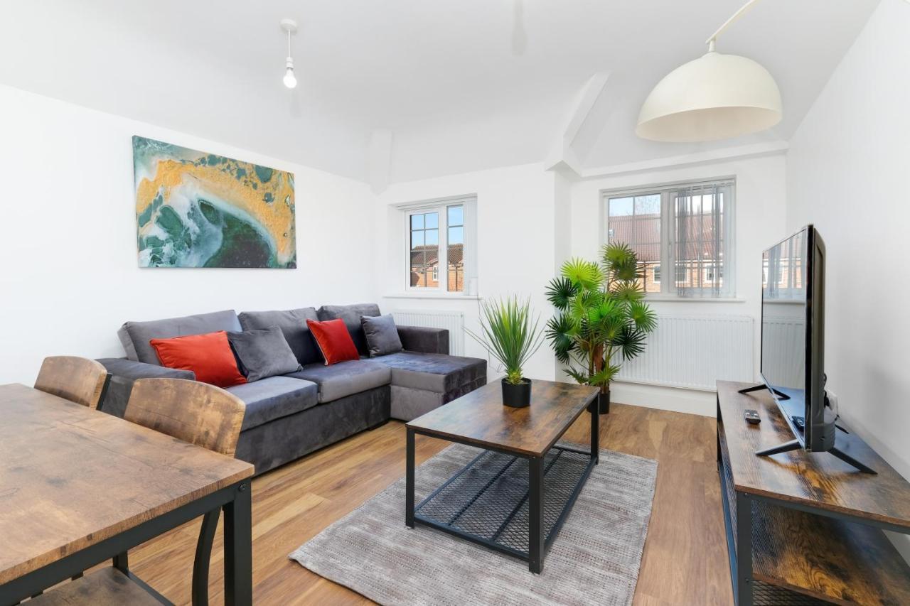 Pinewood Studios, Iver Slough Heathrow 1 & 2 Bedroom Apartments With Parking By Arista Living Екстериор снимка