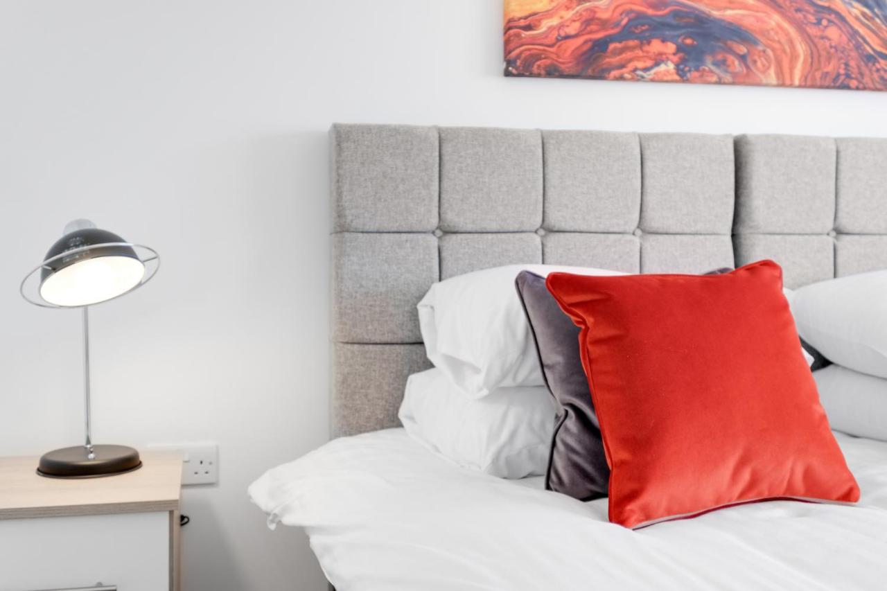 Pinewood Studios, Iver Slough Heathrow 1 & 2 Bedroom Apartments With Parking By Arista Living Екстериор снимка