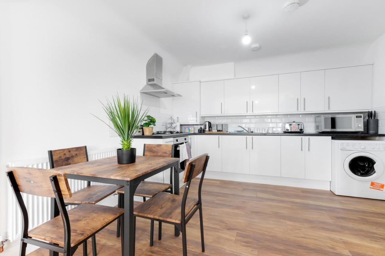 Pinewood Studios, Iver Slough Heathrow 1 & 2 Bedroom Apartments With Parking By Arista Living Екстериор снимка