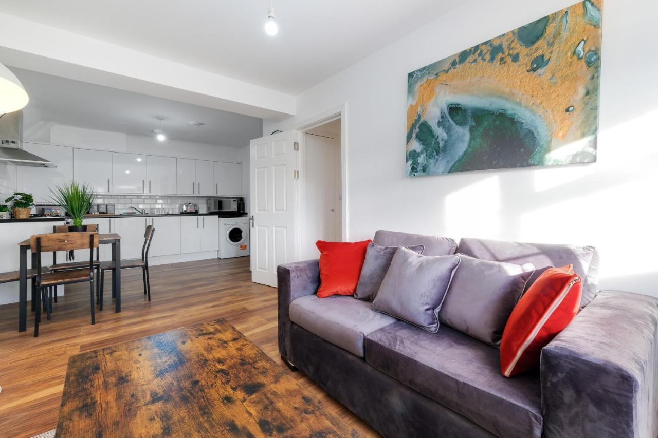 Pinewood Studios, Iver Slough Heathrow 1 & 2 Bedroom Apartments With Parking By Arista Living Екстериор снимка